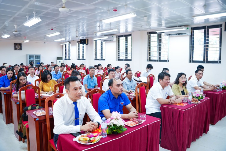 Chi bộ Trường THPT Lý Tử Tấn chú trọng phát triển Đảng trong giáo viên, học sinh - Ảnh 2.