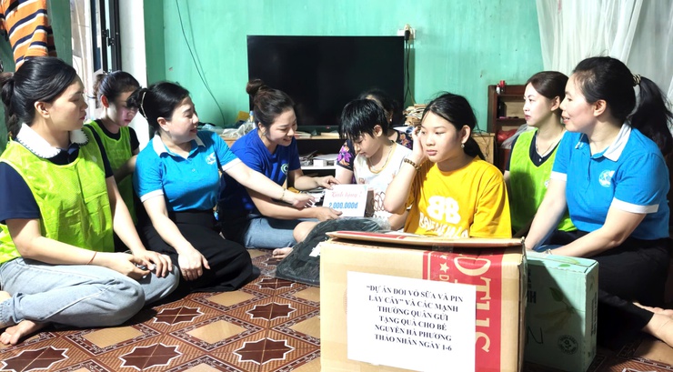 Hội Liên hiệp Phụ nữ xã Đoài Phương tặng quà trẻ em dịp 1/6- Ảnh 1.
