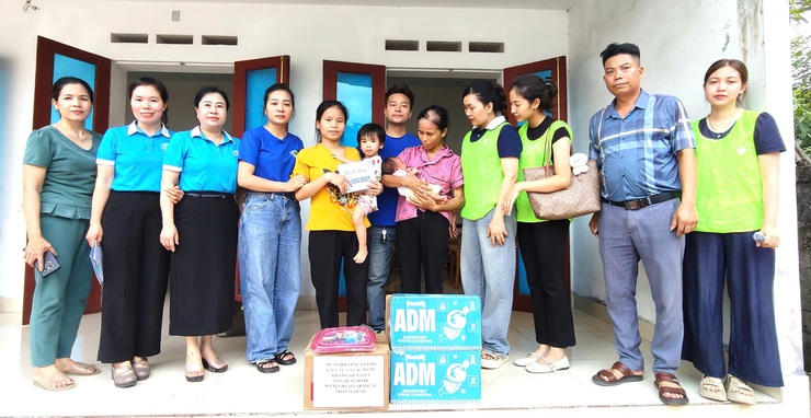 Hội Liên hiệp Phụ nữ xã Đoài Phương tặng quà trẻ em dịp 1/6- Ảnh 3.
