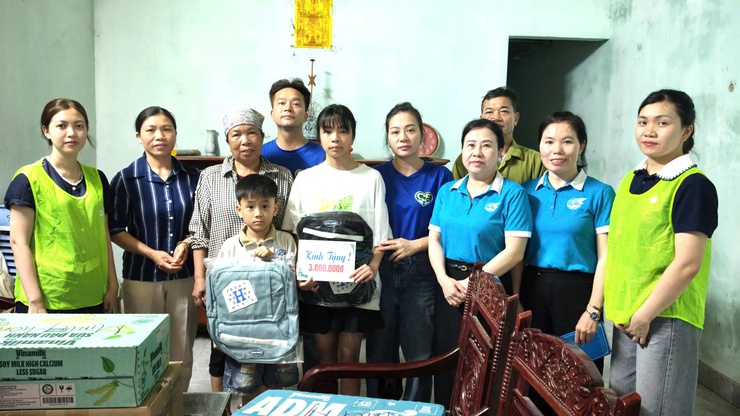 Hội Liên hiệp Phụ nữ xã Đoài Phương tặng quà trẻ em dịp 1/6- Ảnh 4.