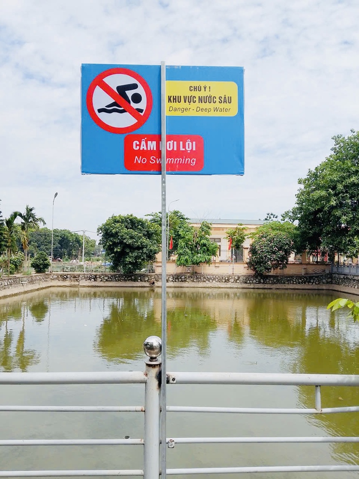 Xã Phúc Lộc chủ động cắm biển cảnh báo tại khu vực ao, hồ, hố sâu nguy hiểm- Ảnh 2.