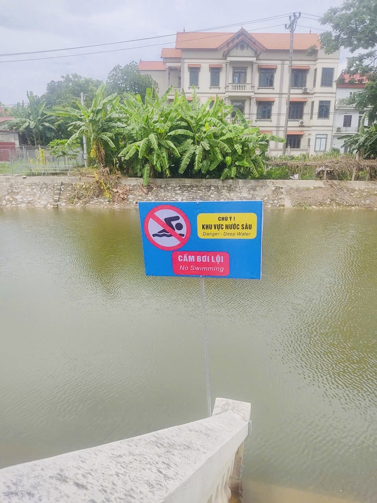 Xã Phúc Lộc chủ động cắm biển cảnh báo tại khu vực ao, hồ, hố sâu nguy hiểm- Ảnh 1.