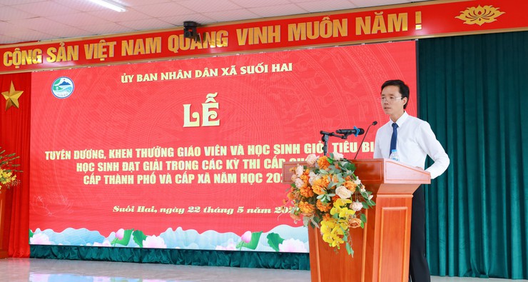 Suối Hai vinh danh học sinh xuất sắc và giáo viên tiêu biểu- Ảnh 6.
