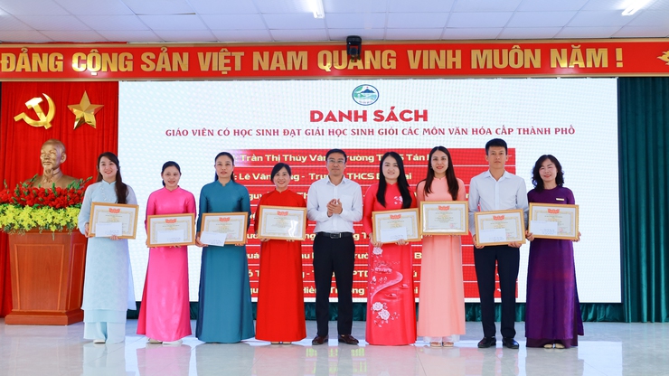 Suối Hai vinh danh học sinh xuất sắc và giáo viên tiêu biểu- Ảnh 2.
