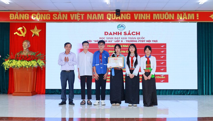 Suối Hai vinh danh học sinh xuất sắc và giáo viên tiêu biểu- Ảnh 5.