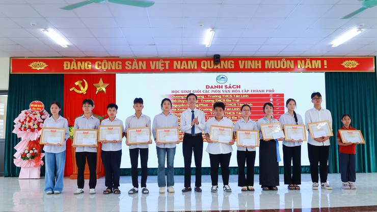 Suối Hai vinh danh học sinh xuất sắc và giáo viên tiêu biểu- Ảnh 3.
