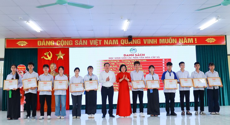 Suối Hai vinh danh học sinh xuất sắc và giáo viên tiêu biểu- Ảnh 4.