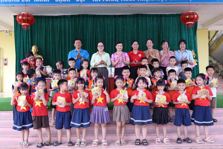 HỘI CHỮ THẬP ĐỎ XÃ VÂN ĐÌNH TRAO TẶNG QUÀ CHƯƠNG TRÌNH “DINH DƯỠNG CHO EM” NĂM 2026- Ảnh 8.