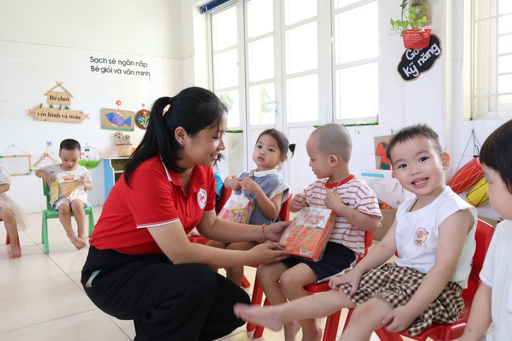 HỘI CHỮ THẬP ĐỎ XÃ VÂN ĐÌNH TRAO TẶNG QUÀ CHƯƠNG TRÌNH “DINH DƯỠNG CHO EM” NĂM 2026- Ảnh 7.