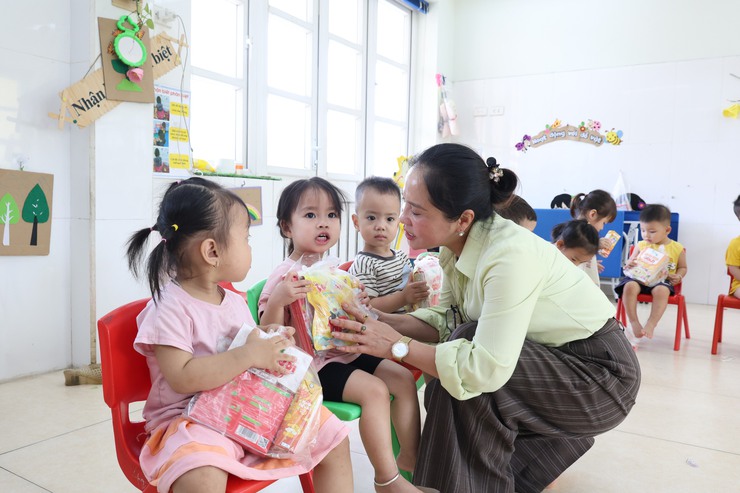 HỘI CHỮ THẬP ĐỎ XÃ VÂN ĐÌNH TRAO TẶNG QUÀ CHƯƠNG TRÌNH “DINH DƯỠNG CHO EM” NĂM 2026- Ảnh 6.
