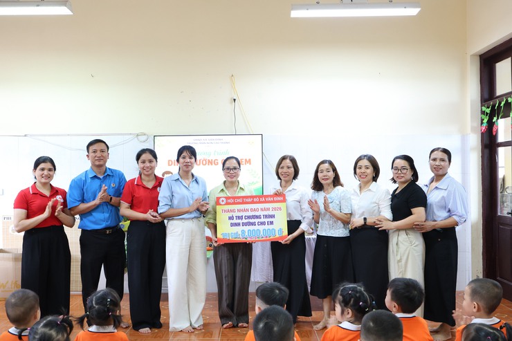 HỘI CHỮ THẬP ĐỎ XÃ VÂN ĐÌNH TRAO TẶNG QUÀ CHƯƠNG TRÌNH “DINH DƯỠNG CHO EM” NĂM 2026- Ảnh 1.