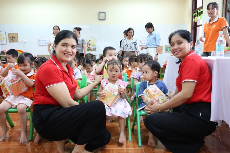 HỘI CHỮ THẬP ĐỎ XÃ VÂN ĐÌNH TRAO TẶNG QUÀ CHƯƠNG TRÌNH “DINH DƯỠNG CHO EM” NĂM 2026- Ảnh 3.
