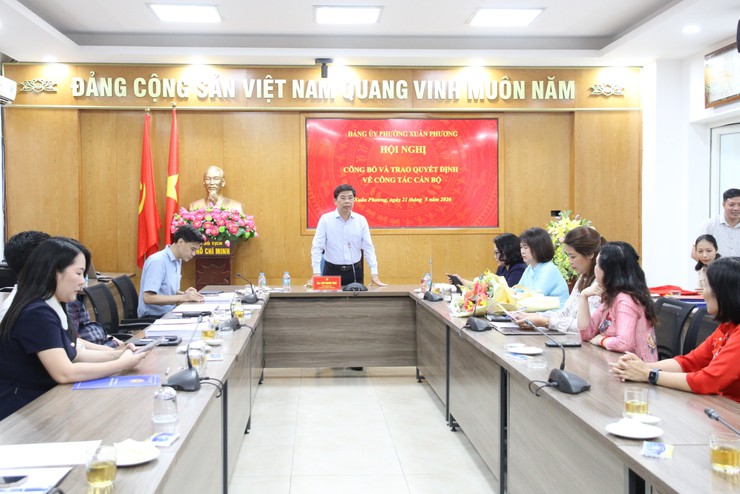 Đảng ủy phường Xuân Phương tổ chức Hội nghị công bố và trao quyết định bổ nhiệm lại Hiệu trưởng Trường THCS Nam Từ Liêm- Ảnh 1.