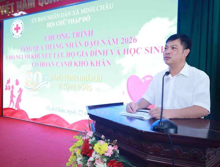 Trao gần 40 suất quà cho các đối tượng người yếu thế xã Minh Châu nhân tháng Nhân đạo năm 2026- Ảnh 2.
