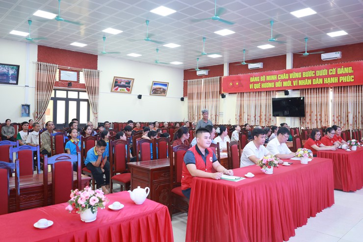 Trao gần 40 suất quà cho các đối tượng người yếu thế xã Minh Châu nhân tháng Nhân đạo năm 2026- Ảnh 1.