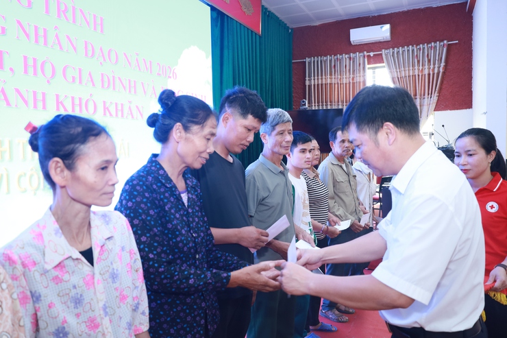 Trao gần 40 suất quà cho các đối tượng người yếu thế xã Minh Châu nhân tháng Nhân đạo năm 2026- Ảnh 3.