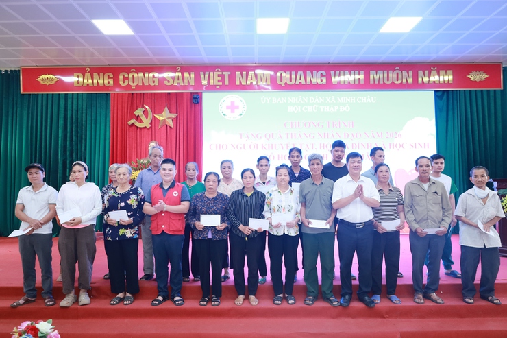 Trao gần 40 suất quà cho các đối tượng người yếu thế xã Minh Châu nhân tháng Nhân đạo năm 2026- Ảnh 4.