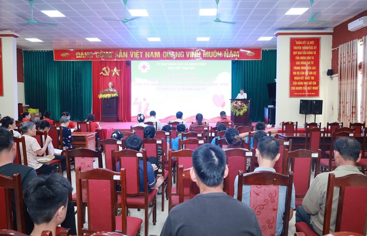 Trao gần 40 suất quà cho các đối tượng người yếu thế xã Minh Châu nhân tháng Nhân đạo năm 2026- Ảnh 7.