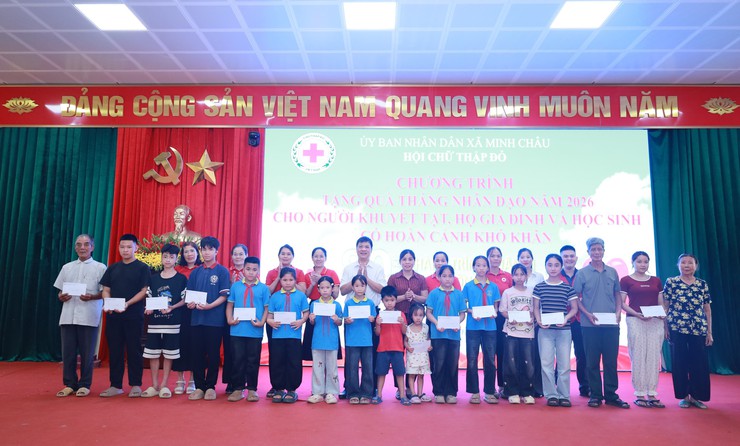 Trao gần 40 suất quà cho các đối tượng người yếu thế xã Minh Châu nhân tháng Nhân đạo năm 2026- Ảnh 5.