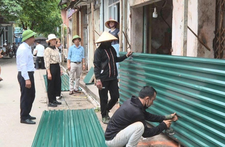 Phúc Thọ quyết liệt xử lý vi phạm trật tự đô thị tại chợ Me, trả lại hành lang giao thông thông thoáng cho nhân dân- Ảnh 3.