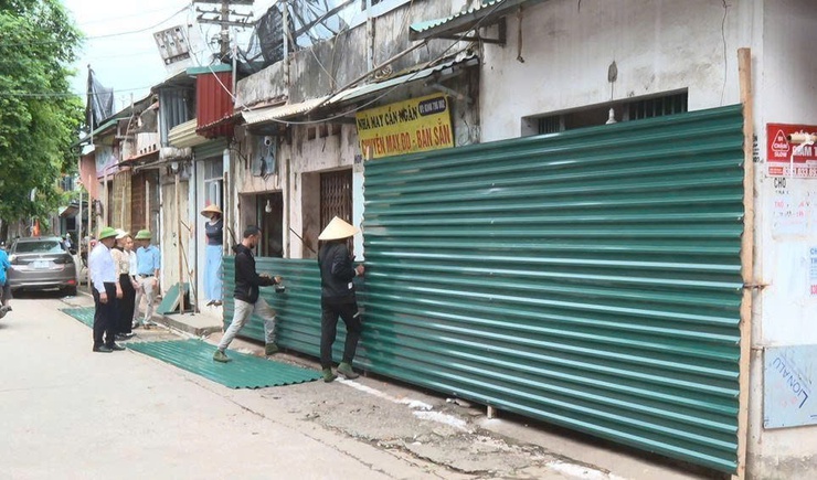 Phúc Thọ quyết liệt xử lý vi phạm trật tự đô thị tại chợ Me, trả lại hành lang giao thông thông thoáng cho nhân dân- Ảnh 4.
