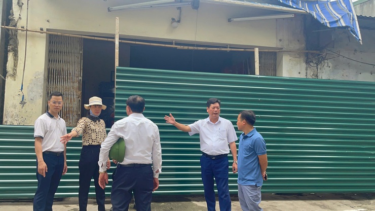 Phúc Thọ quyết liệt xử lý vi phạm trật tự đô thị tại chợ Me, trả lại hành lang giao thông thông thoáng cho nhân dân- Ảnh 1.