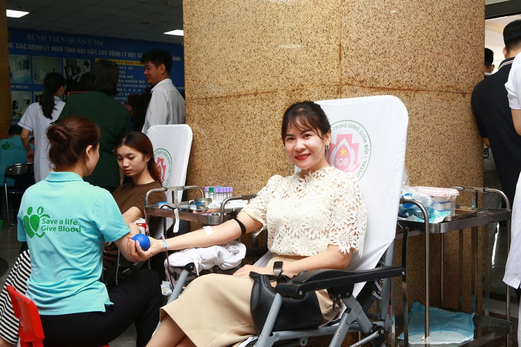 570 đơn vị máu được tiếp nhận tại Chương trình 'Sẻ chia giọt máu hồng'- Ảnh 4.