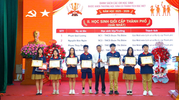 Phường Từ Liêm tuyên dương, khen thưởng 190 học sinh giỏi tiêu biểu năm học 2025-2026- Ảnh 6.