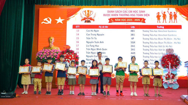 Phường Từ Liêm tuyên dương, khen thưởng 190 học sinh giỏi tiêu biểu năm học 2025-2026- Ảnh 9.