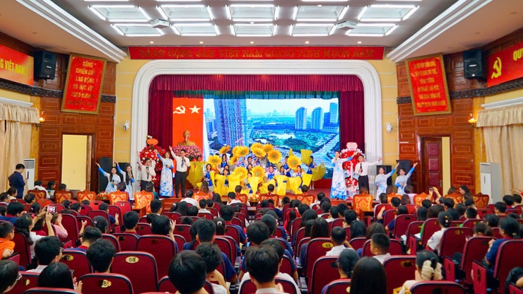 Phường Từ Liêm tuyên dương, khen thưởng 190 học sinh giỏi tiêu biểu năm học 2025-2026- Ảnh 2.
