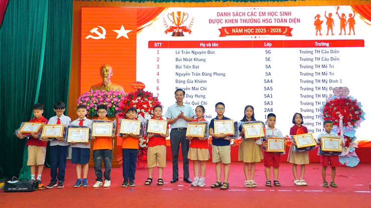 Phường Từ Liêm tuyên dương, khen thưởng 190 học sinh giỏi tiêu biểu năm học 2025-2026- Ảnh 7.