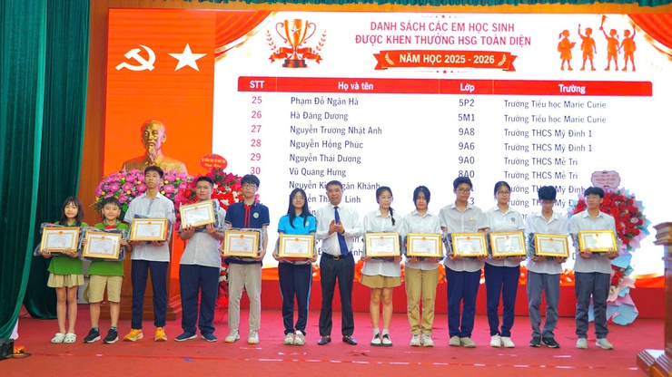 Phường Từ Liêm tuyên dương, khen thưởng 190 học sinh giỏi tiêu biểu năm học 2025-2026- Ảnh 8.