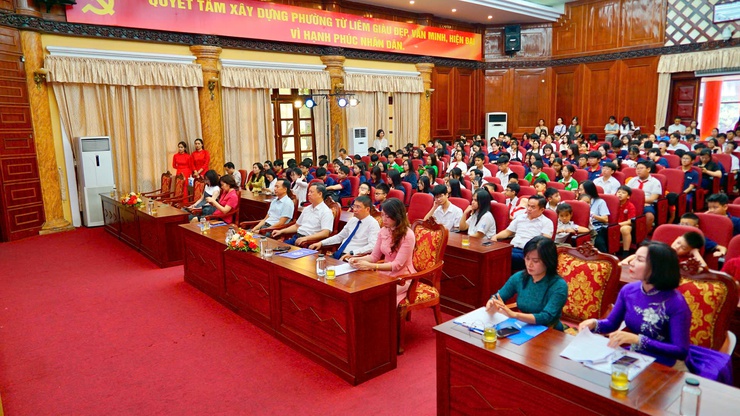 Phường Từ Liêm tuyên dương, khen thưởng 190 học sinh giỏi tiêu biểu năm học 2025-2026- Ảnh 1.