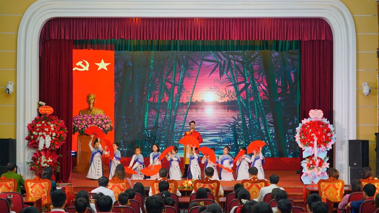 Phường Từ Liêm tuyên dương, khen thưởng 190 học sinh giỏi tiêu biểu năm học 2025-2026- Ảnh 12.
