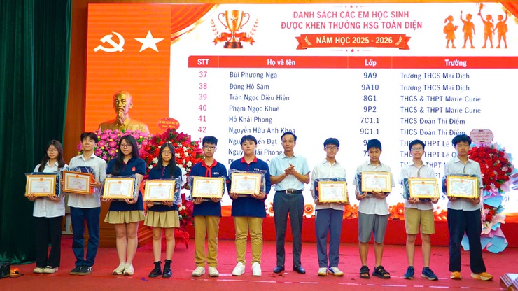 Phường Từ Liêm tuyên dương, khen thưởng 190 học sinh giỏi tiêu biểu năm học 2025-2026- Ảnh 10.