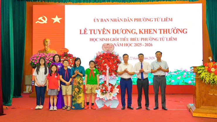 Phường Từ Liêm tuyên dương, khen thưởng 190 học sinh giỏi tiêu biểu năm học 2025-2026- Ảnh 4.