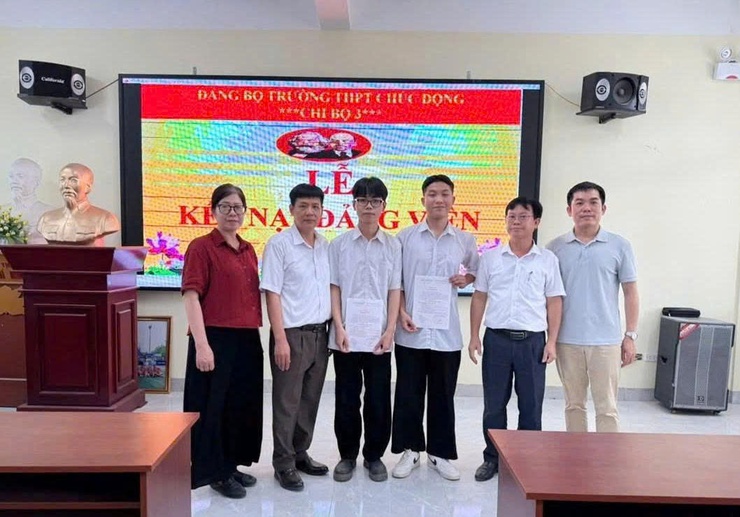 7 đoàn viên ưu tú trường THPT Chúc Động được đứng trong hàng ngũ của Đảng- Ảnh 1.