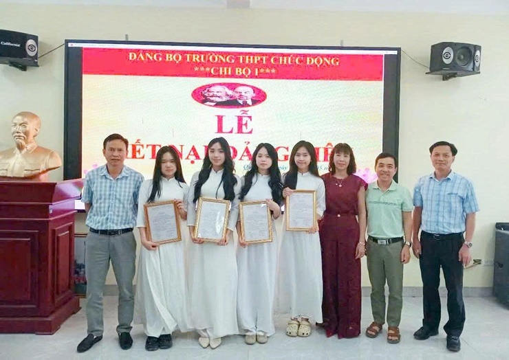 7 đoàn viên ưu tú trường THPT Chúc Động được đứng trong hàng ngũ của Đảng- Ảnh 2.