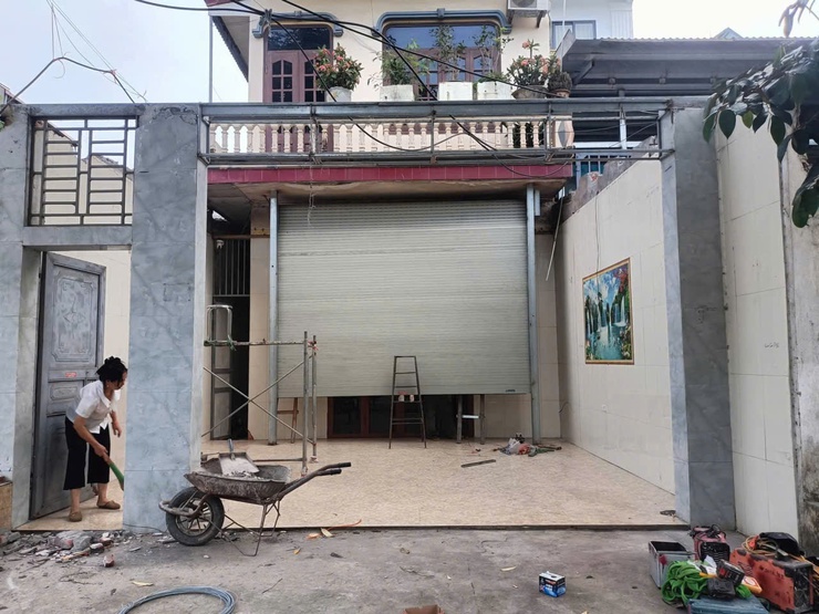 Người dân và lực lượng chức năng khẩn trương giải phóng mặt bằng phục vụ Dự án nâng cấp, mở rộng Quốc lộ 21B- Ảnh 1.