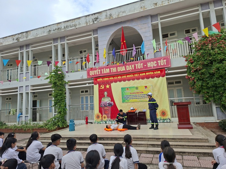 Kỹ năng phòng cháy chữa cháy và cứu nạn cứu hộ; Phòng chống tai nạn thương tích, đuối nước- Ảnh 3.