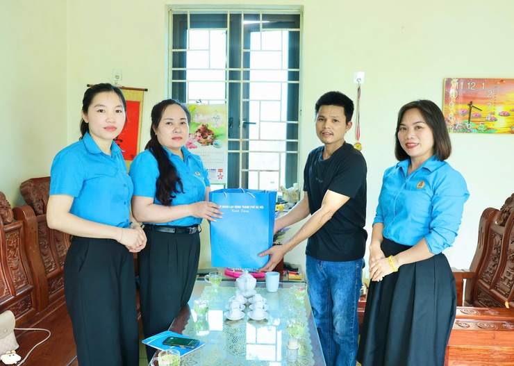 Công đoàn xã Phú Nghĩa thăm hỏi, tặng quà công nhân bị tai nạn lao động- Ảnh 2.