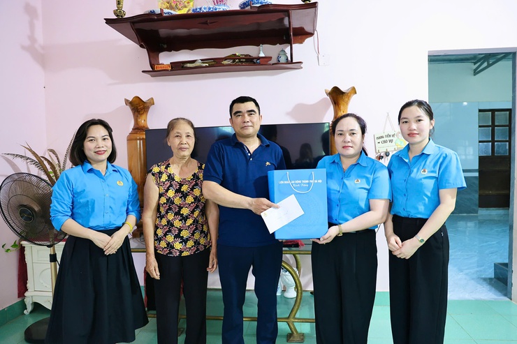 Công đoàn xã Phú Nghĩa thăm hỏi, tặng quà công nhân bị tai nạn lao động- Ảnh 1.