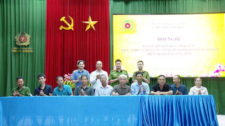 Công an xã Ứng Hòa tổ chức tuyên truyền, ký cam kết bảo đảm trật tự đô thị, trật tự công cộng và an toàn giao thông.- Ảnh 5.