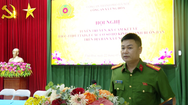 Công an xã Ứng Hòa tổ chức tuyên truyền, ký cam kết bảo đảm trật tự đô thị, trật tự công cộng và an toàn giao thông.- Ảnh 2.