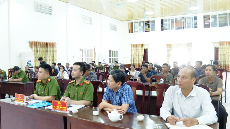 Công an xã Ứng Hòa tổ chức tuyên truyền, ký cam kết bảo đảm trật tự đô thị, trật tự công cộng và an toàn giao thông.- Ảnh 1.