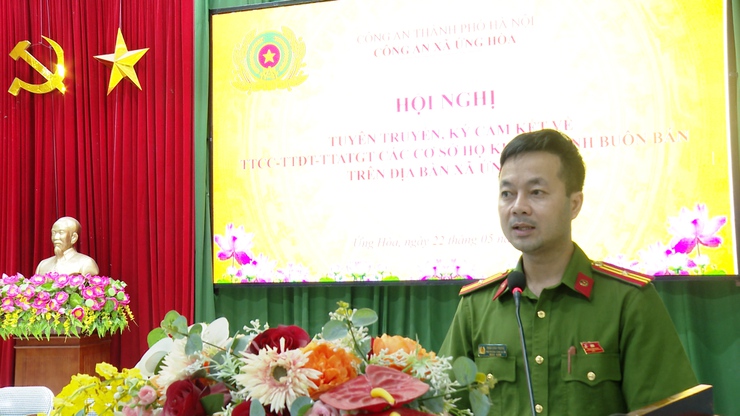 Công an xã Ứng Hòa tổ chức tuyên truyền, ký cam kết bảo đảm trật tự đô thị, trật tự công cộng và an toàn giao thông.- Ảnh 3.