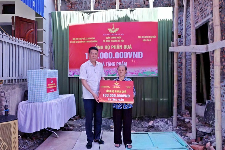 SỞ CÔNG THƯƠNG THÀNH PHỐ HÀ NỘI PHỐI HỢP HỖ TRỢ 100 TRIỆU ĐỒNG XÂY DỰNG “NHÀ CHỮ THẬP ĐỎ” CHO HỘ KHÓ KHĂN TẠI XÃ VÂN ĐÌNH- Ảnh 2.