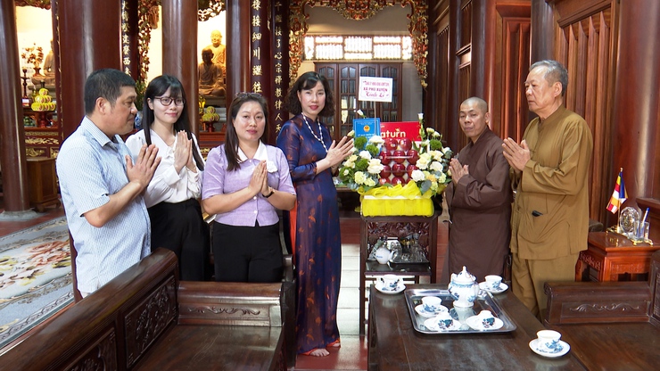 Đồng chí Phó Chủ tịch UBND xã Nguyễn Thị Bích Phượng Thăm hỏi, tặng quà, chúc mừng các chức sắc tôn giáo nhân dịp đại lễ phật đản năm 2026- Ảnh 1.