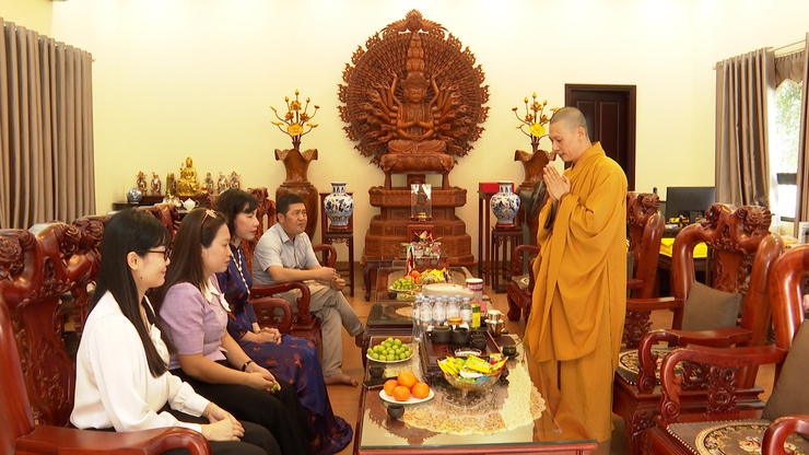 Đồng chí Phó Chủ tịch UBND xã Nguyễn Thị Bích Phượng Thăm hỏi, tặng quà, chúc mừng các chức sắc tôn giáo nhân dịp đại lễ phật đản năm 2026- Ảnh 3.