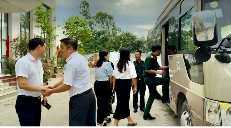 LÃNH ĐẠO XÃ BÌNH MINH THĂM, ĐỘNG VIÊN
CHIẾN SĨ NHẬP NGŨ NĂM 2026- Ảnh 1.